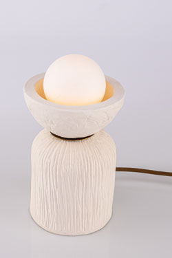 Petite lampe de table en céramique blanche texturée Prali. Mullan. 