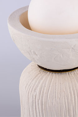 Petite lampe de table en céramique blanche texturée Prali. Mullan. 