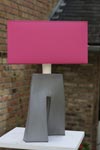 Lampe Ballade rose fuchsia, pied en céramique grise . Les artisans d'art. Lampe Ballade rose fuchsia, pied en céramique grise . Les artisans d'art.