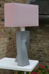 Lampe Ballade rose pied en céramique grise . Les artisans d'art. Lampe Ballade rose pied en céramique grise . Les artisans d'art.