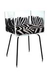 Fauteuil en plexiglass zèbre pieds métal noir Cali . Acrila. Fauteuil en plexiglass zèbre pieds métal noir Cali . Acrila.