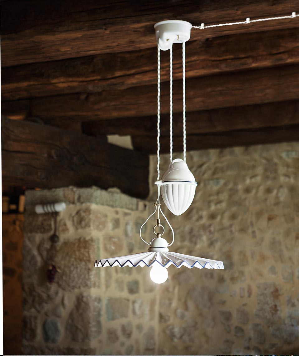 Suspension en porcelaine blanche plissée et liseré bleu
