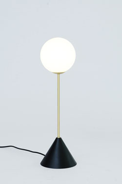 Lampe de table rétro noire et laiton brossé Twin 67. Atelier Areti. 