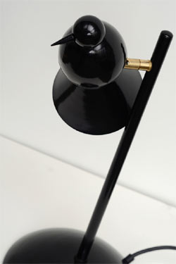 Lampe de bureau design noire Alouette pied droit. Atelier Areti. 