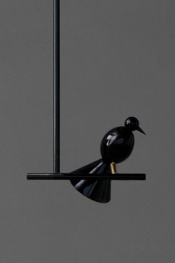 Suspension noire en métal Alouette sur sa branche. Atelier Areti. 
