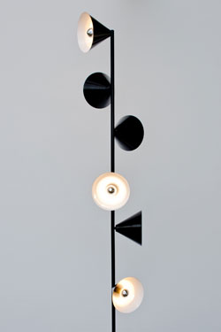 Lampadaire Design métal noir 6 cônes. Atelier Areti. 