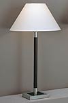Lampe en noyer foncé, métal nickelé poli et chintz blanc petit modèle. Baulmann Leuchten. Lampe en noyer foncé, métal nickelé poli et chintz blanc petit modèle. Baulmann Leuchten.
