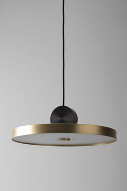 Wide suspension Calée V4 minimalist in brass and polycarbonate. CVL Luminaires. 