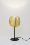 IL-Lamp, lampe de table pomme en aluminium doré. Dark. IL-Lamp, lampe de table pomme en aluminium doré. Dark.