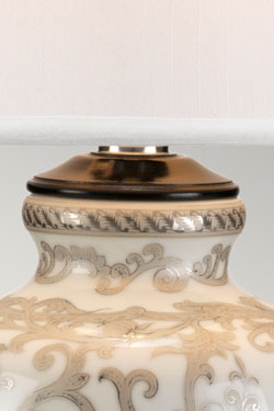 Lampe de table classique en porcelaine craquelée et argentée. Elstead Lighting. 