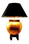Lampe céramique peinte et abat-jour noir Daito. Estro. Lampe céramique peinte et abat-jour noir Daito. Estro.
