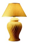 Lampe en céramique brute torsadée Gozo . Estro. Lampe en céramique brute torsadée Gozo . Estro.
