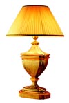 Lampe potiche en bois peint à la main et abat-jour en soie plissée Augustus. Estro. Lampe potiche en bois peint à la main et abat-jour en soie plissée Augustus. Estro.