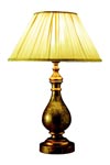 Lampe ronde en bois peint à la main et abat jour en soie plissée Augustus. Estro. Lampe ronde en bois peint à la main et abat jour en soie plissée Augustus. Estro.