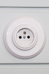 Prise électrique avec terre en porcelaine blanche Garby Colonial. Fontini. Prise électrique avec terre en porcelaine blanche Garby Colonial. Fontini.
