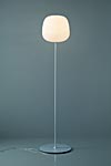 Lampadaire globe en verre dépoli blanc collection Afra. Karboxx. Lampadaire globe en verre dépoli blanc collection Afra. Karboxx.