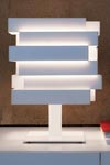 Lampe cube en aluminium blanc à rectangles superposés Escape. Karboxx. Lampe cube en aluminium blanc à rectangles superposés Escape. Karboxx.