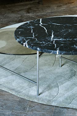 Zorro table basse en marbre noir et verre fumé. La Chance. 