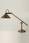 CM21 lampe de table conique en laiton naturel vieilli. Latoaria. CM21 lampe de table conique en laiton naturel vieilli. Latoaria.