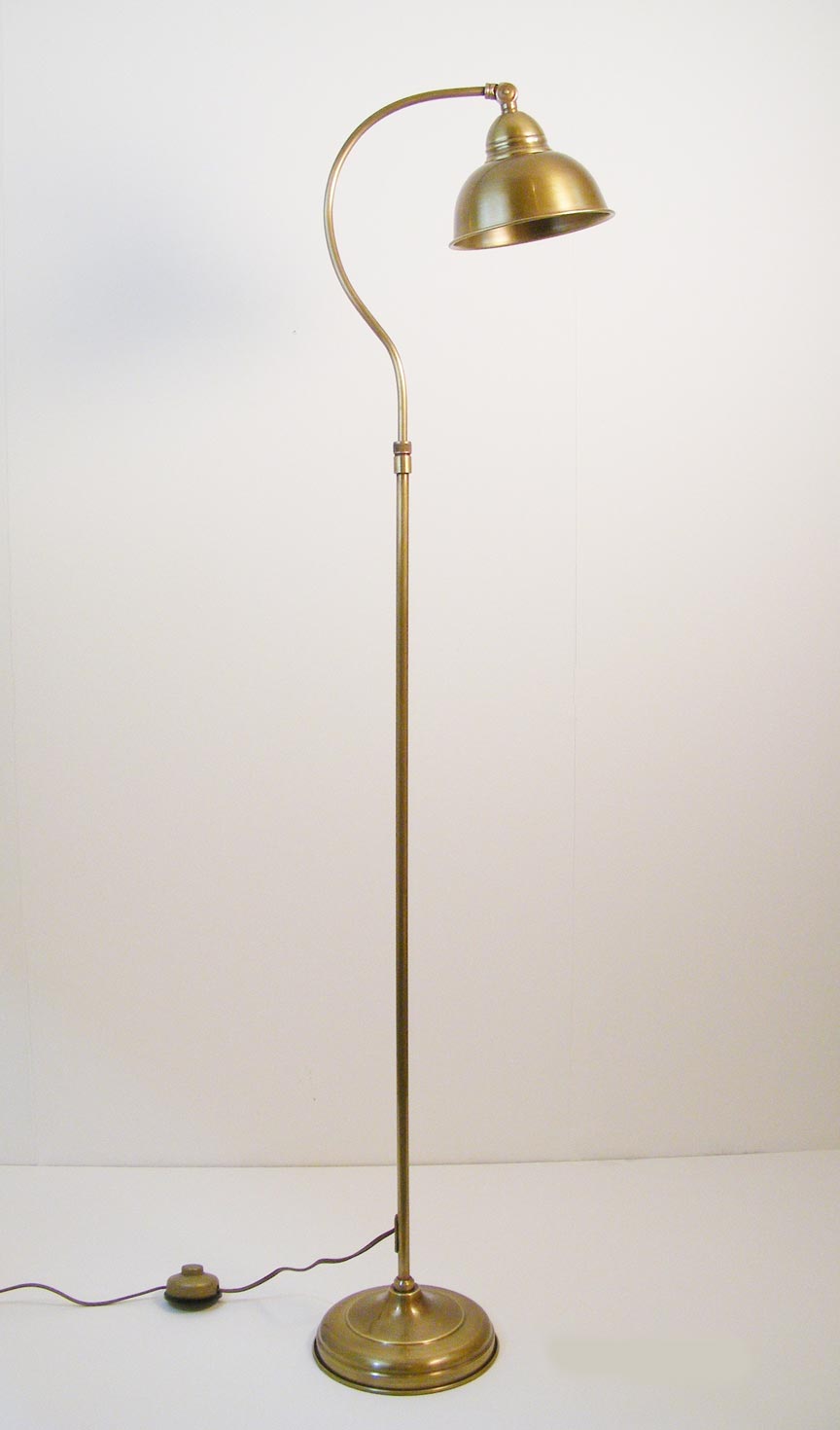 CP21 Lampadaire en laiton vieilli naturel Latoaria Laiton naturel