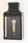 Chelsea LE43 exterior wall lantern in black-lacquered brass. Latoaria. Chelsea LE43 exterior wall lantern in black-lacquered brass. Latoaria.