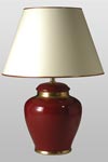 Leode rubis lampe rouge rubis avec détail or. Le Dauphin. Leode rubis lampe rouge rubis avec détail or. Le Dauphin.