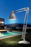 Lampadaire de jardin géant JJ outdoor gris clair . Leucos. Lampadaire de jardin géant JJ outdoor gris clair . Leucos.