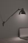 Lampe de bureau style architecte en métal noir accrochable au mur JJ M. Leucos. Lampe de bureau style architecte en métal noir accrochable au mur JJ M. Leucos.
