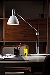 Bauhaus 90T lampe de bureau métal chrome et blanc. Lumini. Bauhaus 90T lampe de bureau métal chrome et blanc. Lumini.