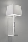 Applique blanche Slim en lampe sur support en équerre. Masiero. Applique blanche Slim en lampe sur support en équerre. Masiero.