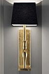 Applique décorée à la feuille d'or et abat-jour carré noir Slim . Masiero. Applique décorée à la feuille d'or et abat-jour carré noir Slim . Masiero.