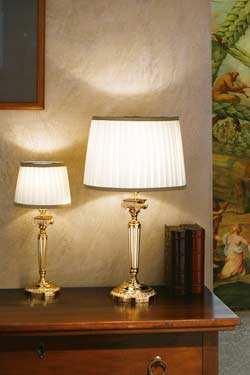 Gold-plated bronze table lamp with round base. Masiero. 