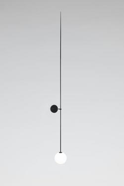 Longue Applique en laiton patiné noir avec un globe blanc. Mobile Chandelier10. Michael Anastassiades. 