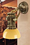 Petit spot opaline jaune et laiton naturel. Moretti Luce. Petit spot opaline jaune et laiton naturel. Moretti Luce.