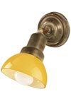 Spot en laiton vieilli et verre opale jaune. Moretti Luce. Spot en laiton vieilli et verre opale jaune. Moretti Luce.