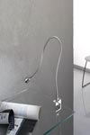 Lampe de bureau chromée sur flexible support étau. Oma Illuminazione. Lampe de bureau chromée sur flexible support étau. Oma Illuminazione.