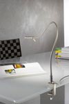 Lampe de bureau sur flexible nickel satiné support étau. Oma Illuminazione. Lampe de bureau sur flexible nickel satiné support étau. Oma Illuminazione.
