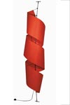 Lampadaire Spy rouge en papier non tissé. Vicky Weiler. Lampadaire Spy rouge en papier non tissé. Vicky Weiler.