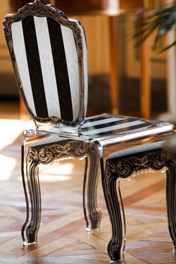 Chaise altuglass baroque motif à rayures noires et blanches. Acrila. 