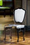 Chaise baroque plexiglas motif blanc. Acrila. 