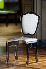 Chaise baroque plexiglas motif blanc. Acrila. Chaise baroque plexiglas motif blanc. Acrila.