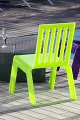 Chaise de jardin plexiglas vert . Acrila. Chaise de jardin plexiglas vert . Acrila.