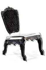 Chaise design Baroque en plexiglas forme relax motif noir. Acrila. Chaise design Baroque en plexiglas forme relax motif noir. Acrila.
