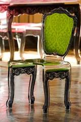 Chaise en plexiglas baroque motif vert anis. Acrila. Chaise en plexiglas baroque motif vert anis. Acrila.