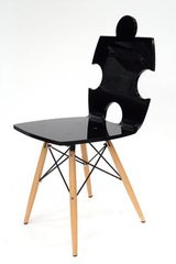 Chaise en plexiglass Puzzle noir opaque. Acrila. Chaise en plexiglass Puzzle noir opaque. Acrila.
