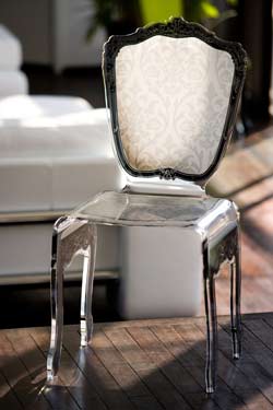 Chaise baroque plexiglas motif blanc. Acrila. 