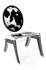 Chaise plexiglas médaillon forme relax peau de vache . Acrila. Chaise plexiglas médaillon forme relax peau de vache . Acrila.