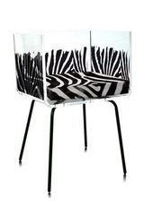 Fauteuil en plexiglass zèbre pieds métal noir Cali . Acrila. Fauteuil en plexiglass zèbre pieds métal noir Cali . Acrila.