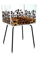 Fauteuil transparent léopard pieds métal noir Cali . Acrila. Fauteuil transparent léopard pieds métal noir Cali . Acrila.