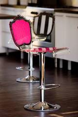 Tabouret baroque plexiglas motif rose fuchsia. Acrila. Tabouret baroque plexiglas motif rose fuchsia. Acrila.